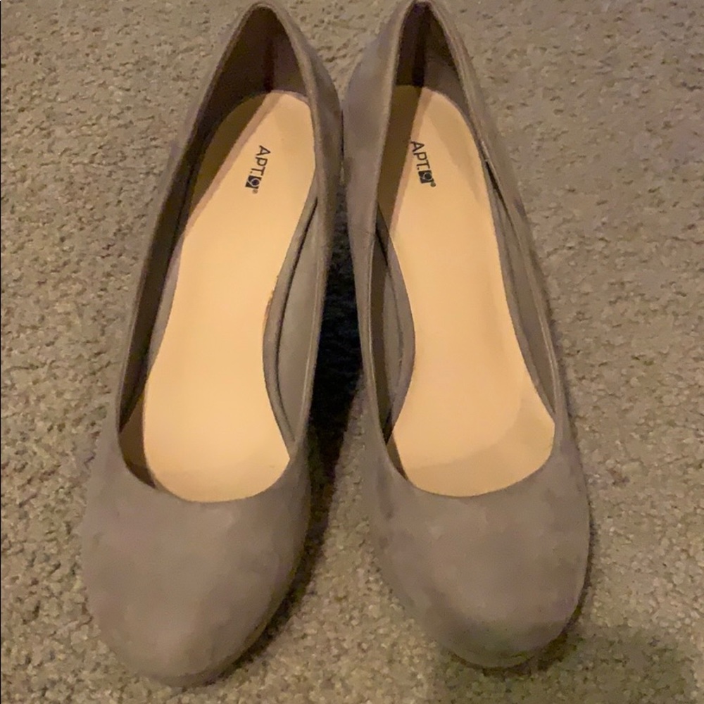 Apt. 9 tan velvet wedges size 8